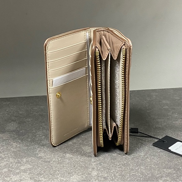 MARC JACOBS - “The Glam Shot” Zip/ Snap Close Leather Wallet In Dusty Beige NWOT - Picture 12 of 16